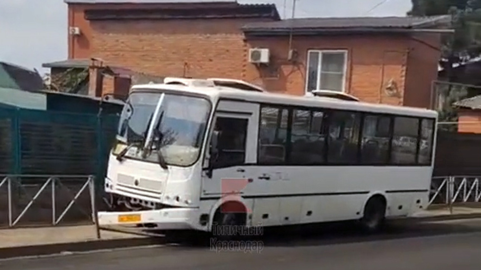 В Краснодаре маршрутка снесла ограждение