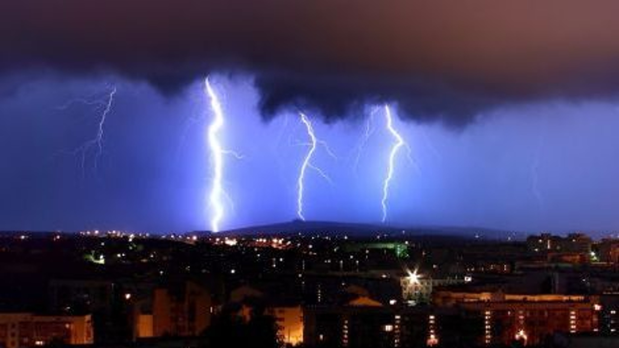 Штормовое предупреждение объявлено в Крыму