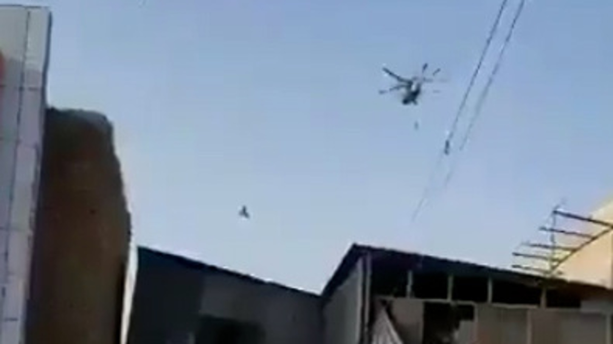 Шокирующее видео: талибы подвесили к вертолету человека