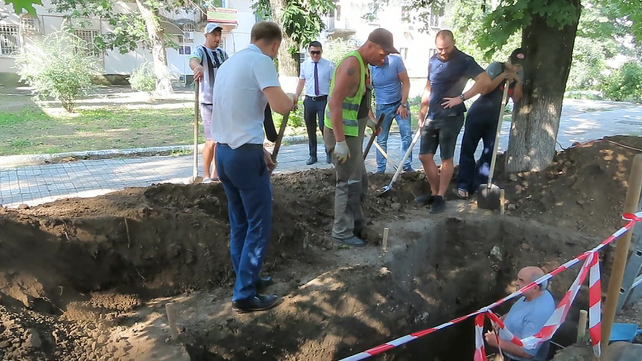 Кто подговорил азовцев идти с лопатами на археологов