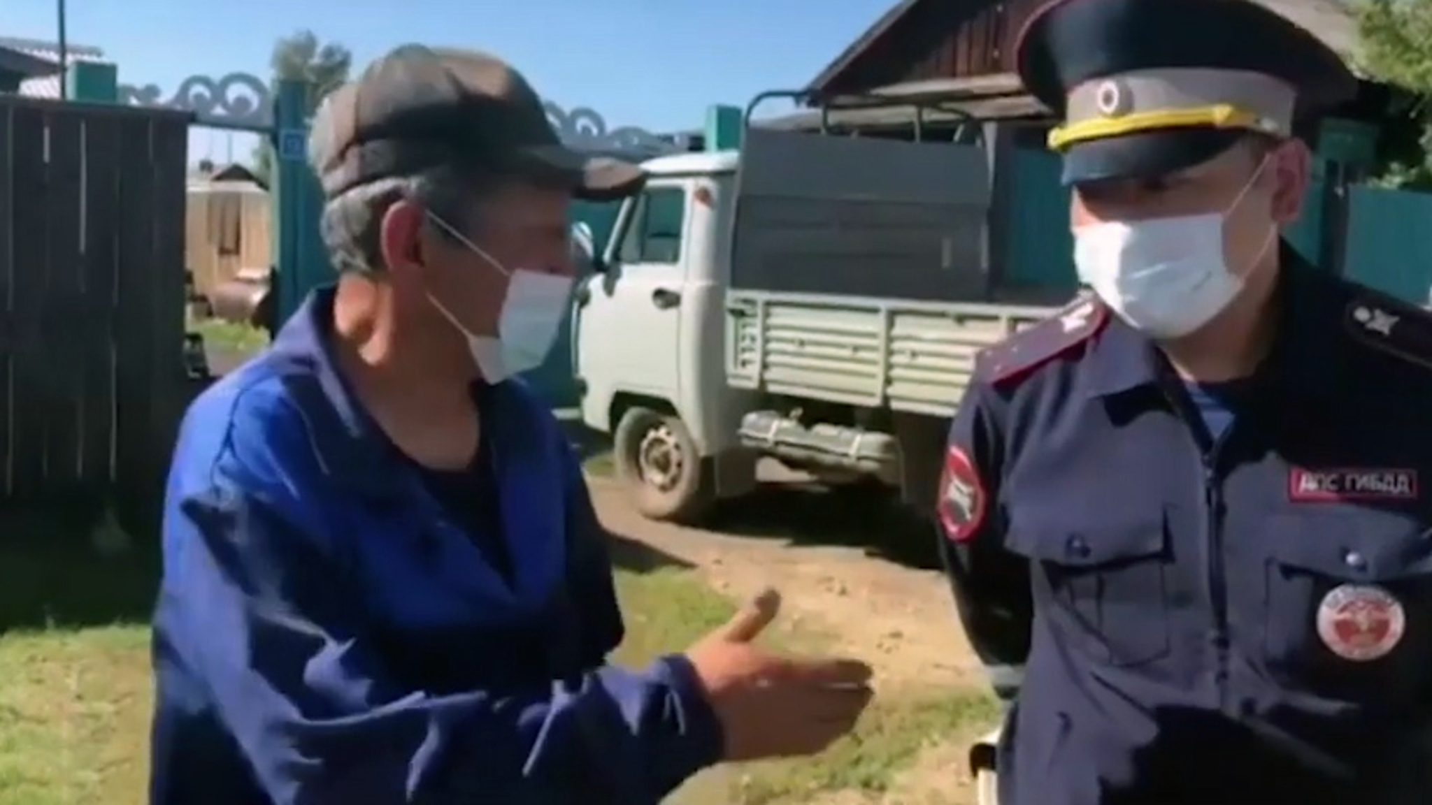 Инспектор ДПС спас семью с двумя детьми из горящего дома в Иркутской области