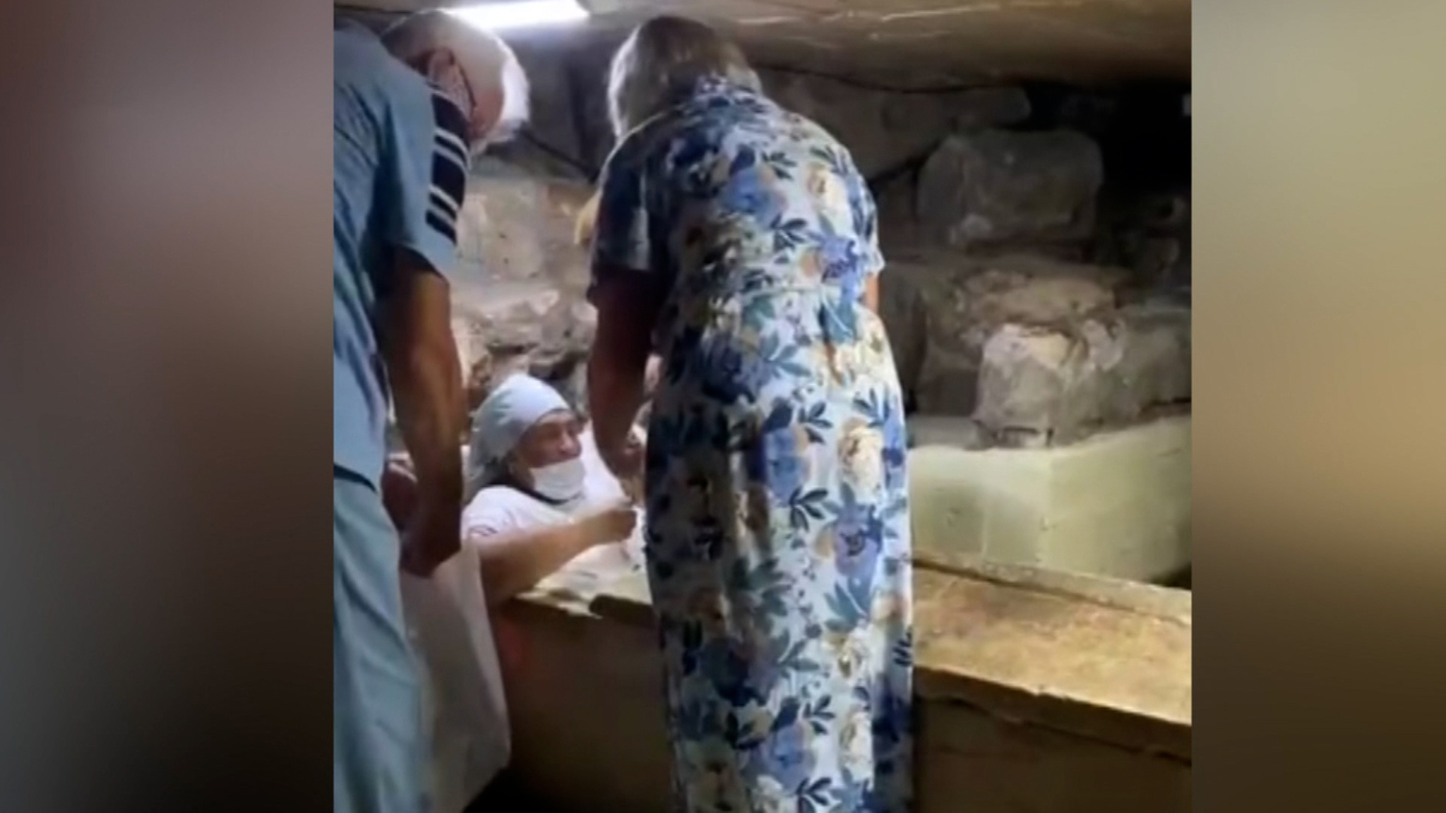 Россиянка залезла в саркофаг на Кипре и застряла