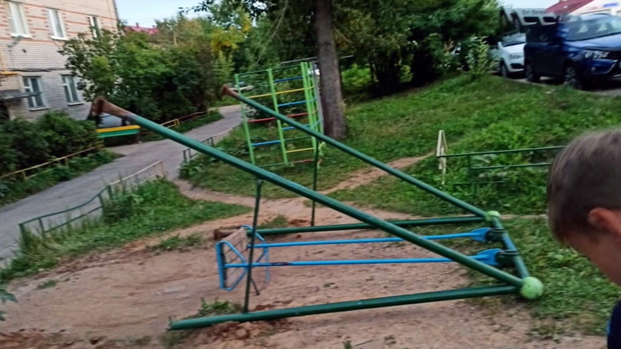 Дети травмировались на качелях в Гагарине. Возбуждено уголовное дело