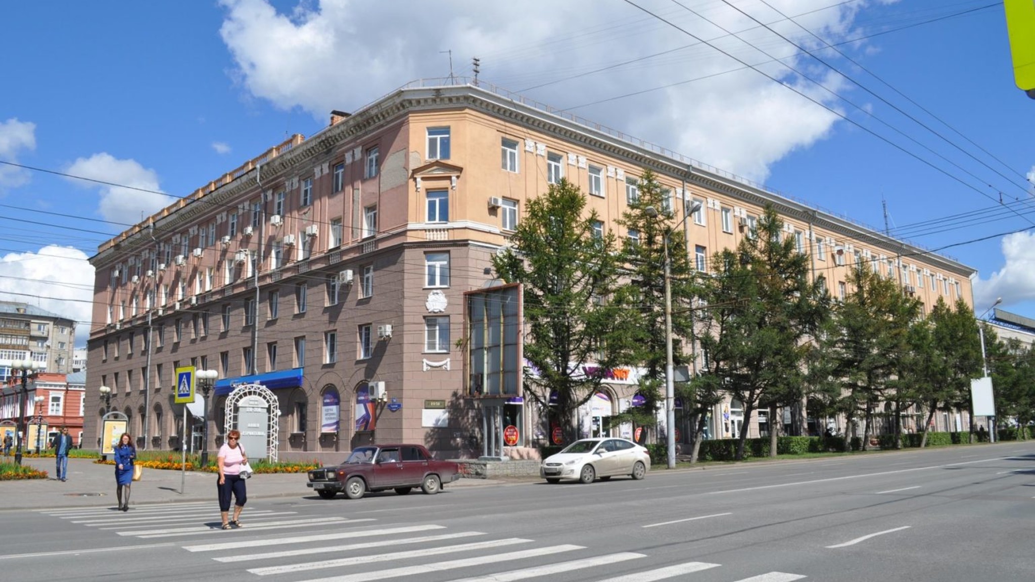 Более 19 тыс. человек приняли участие в первомайском шествии в Омске