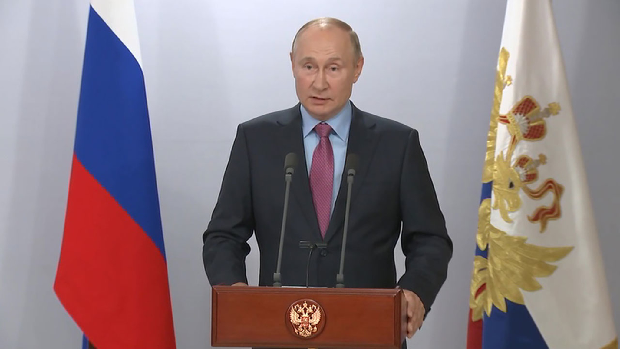 Путин наградил ликвидаторов последствий пожаров и паводков