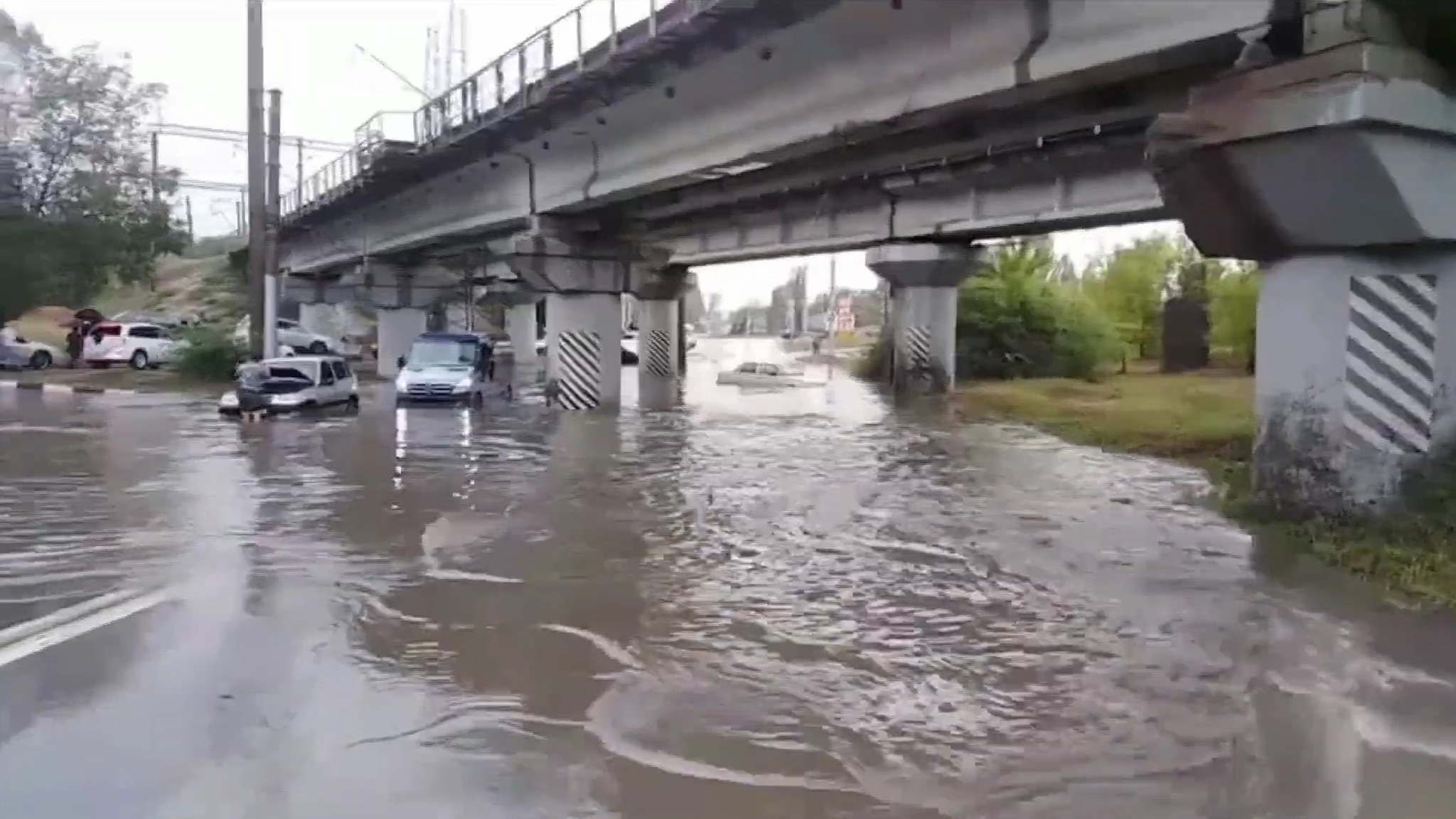 Из-за первого осеннего ливня в Саратове парализовало движение транспорта