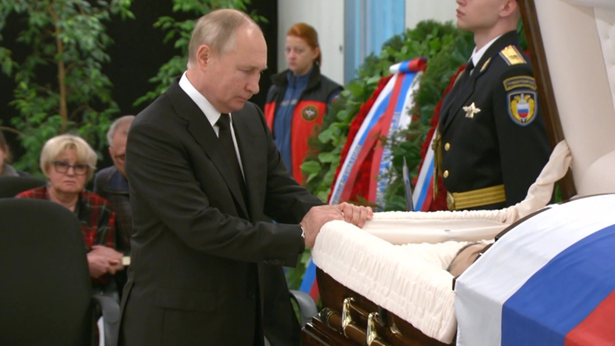Путин приехал на церемонию прощания с главой МЧС Зиничевым