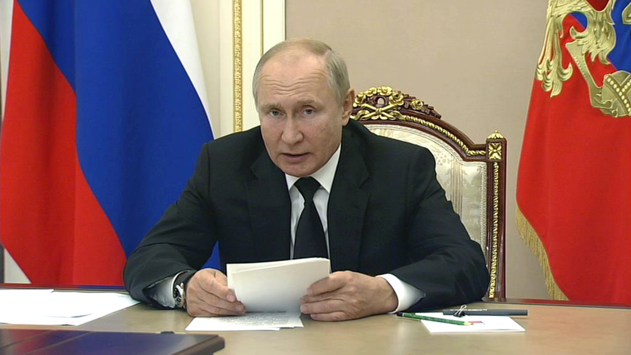 Путин поручил выделить 45 млрд рублей на расселение аварийного жилья