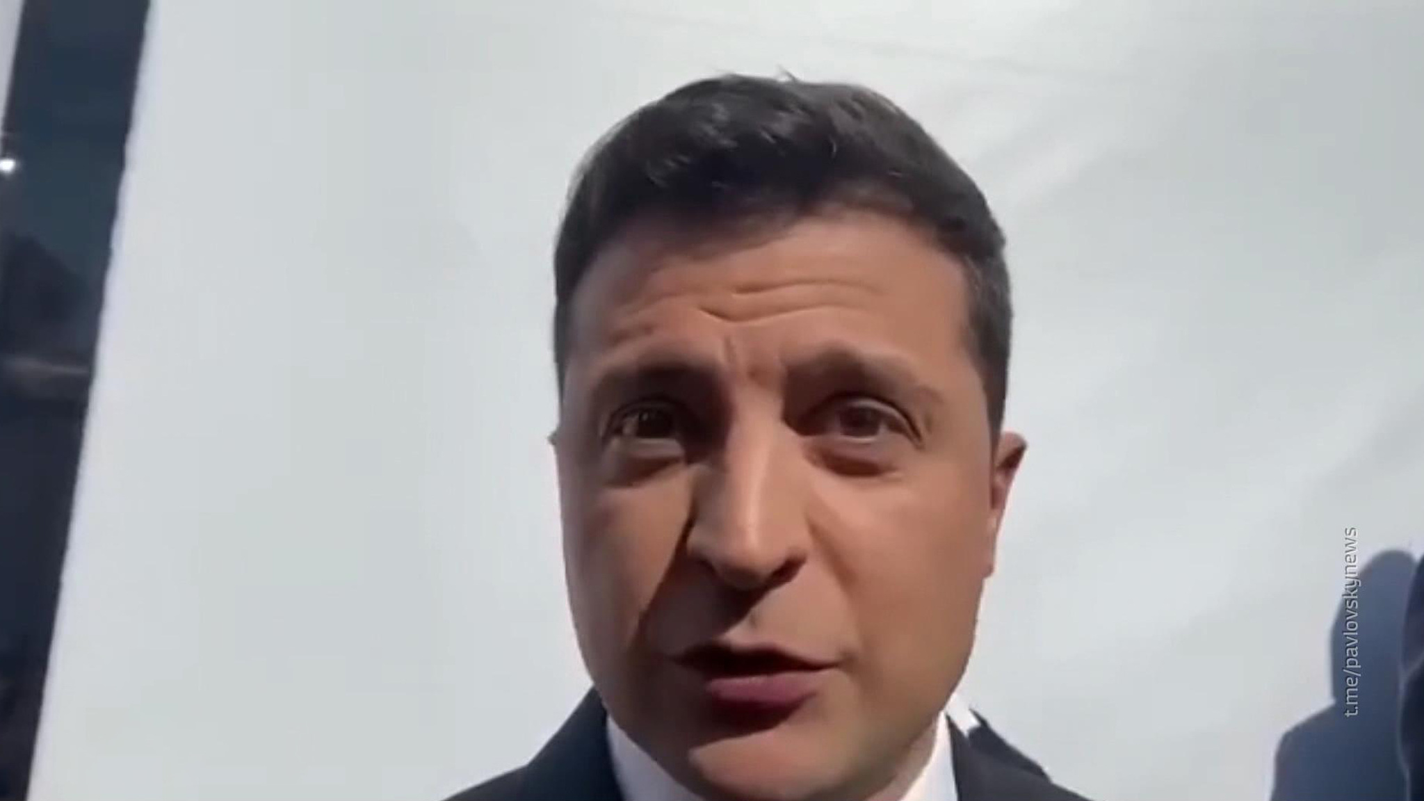 Взаимоисключающие параграфы: Зеленский хочет на покой, но ждет войны