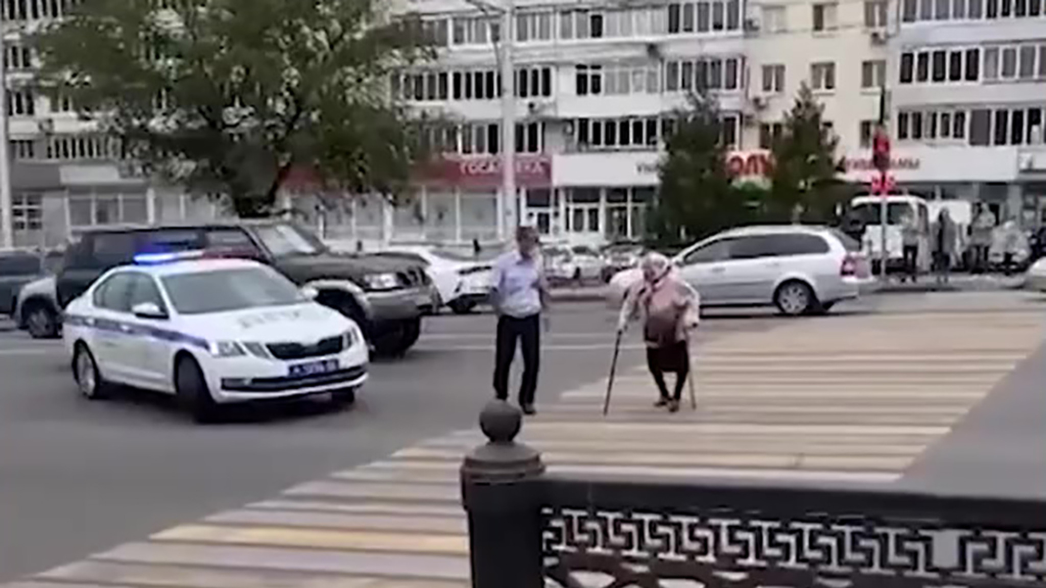 В Уфе полицейский остановил машины и помог бабушке перейти дорогу