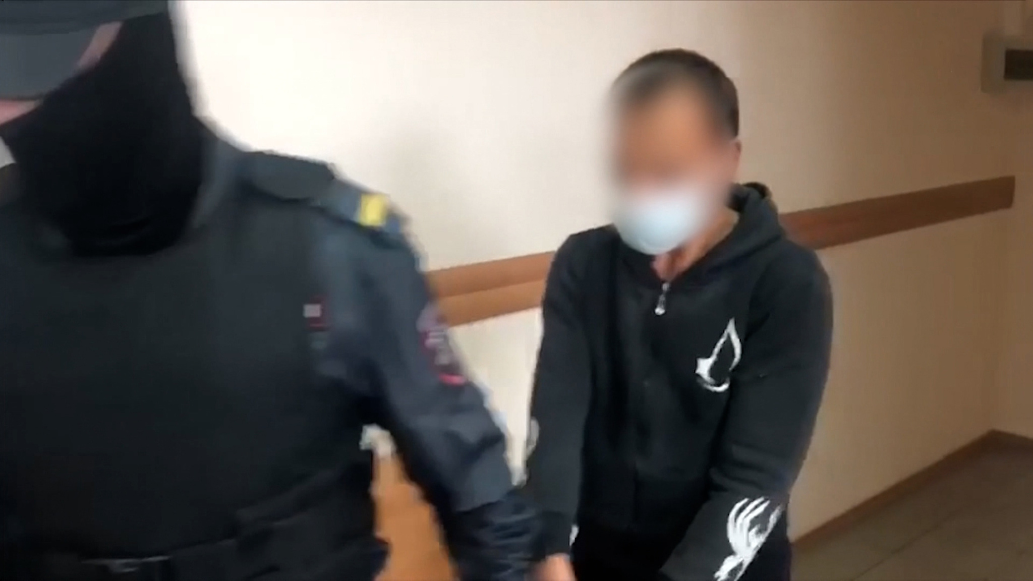 Девочка спаслась от педофила, попросив прохожих о помощи