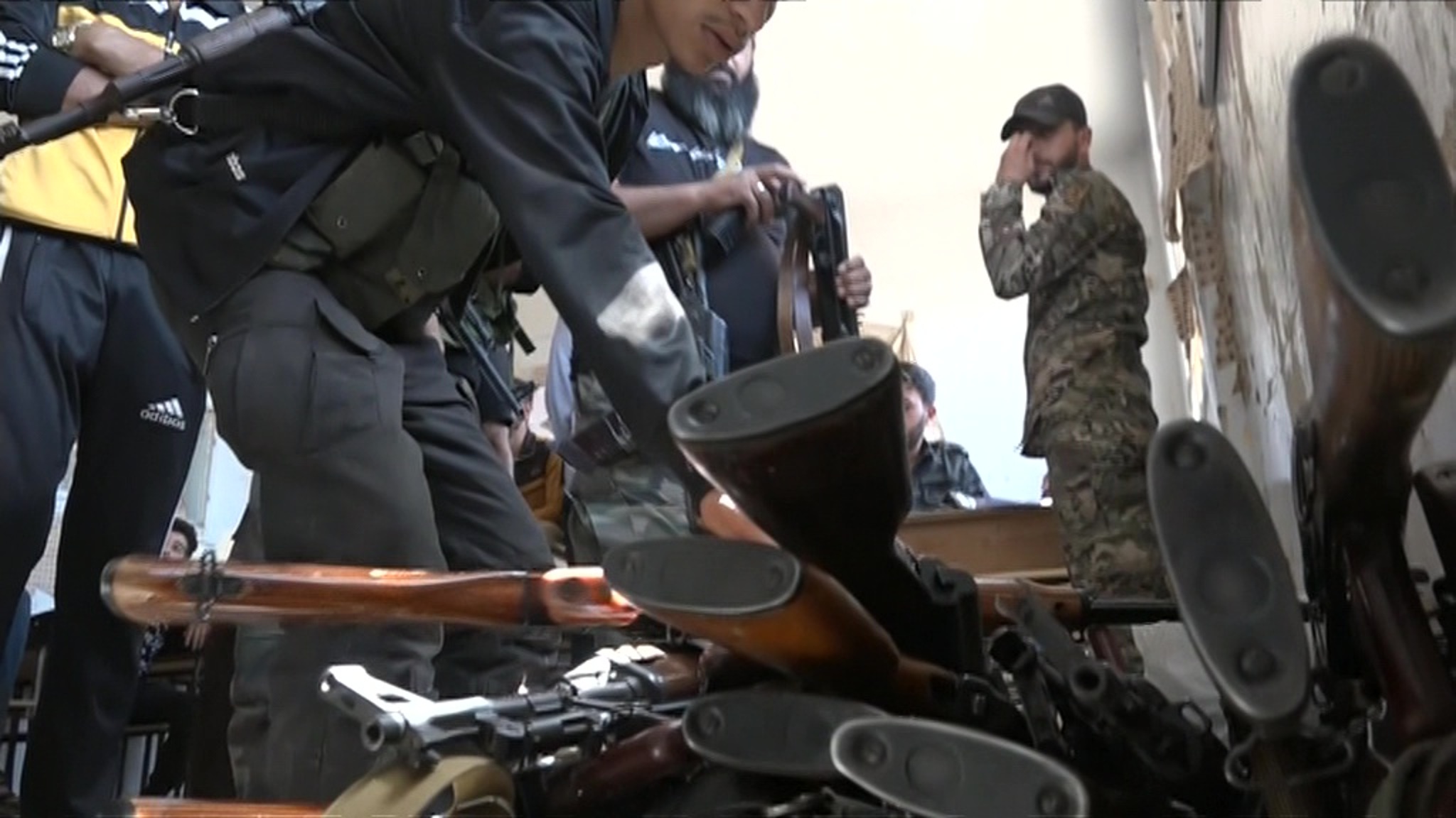 За сутки более 200 сирийских боевиков урегулировали свой статус