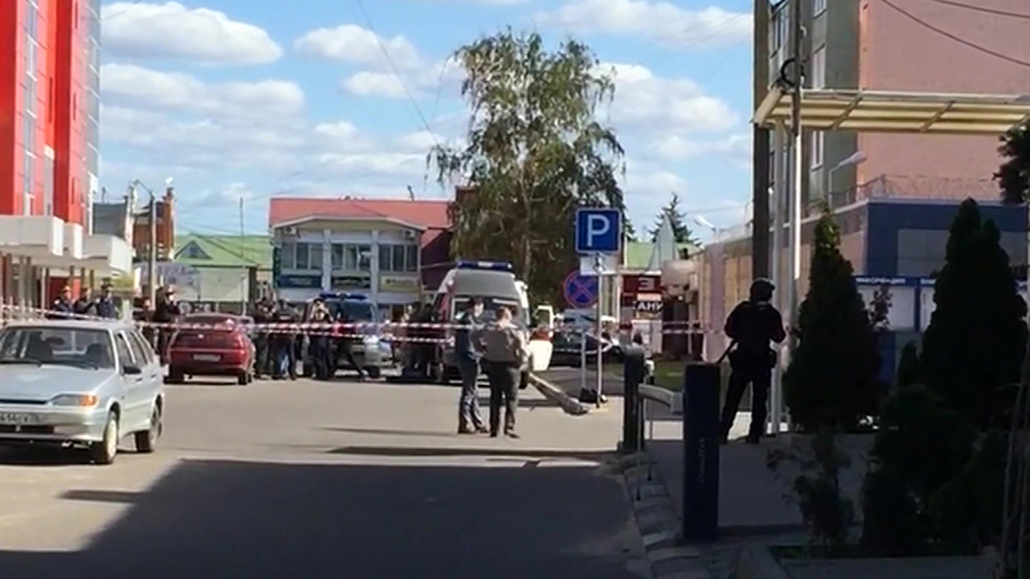 В Воронеже ищут преступника, убившего мать с двумя детьми и напавшего на ОВД