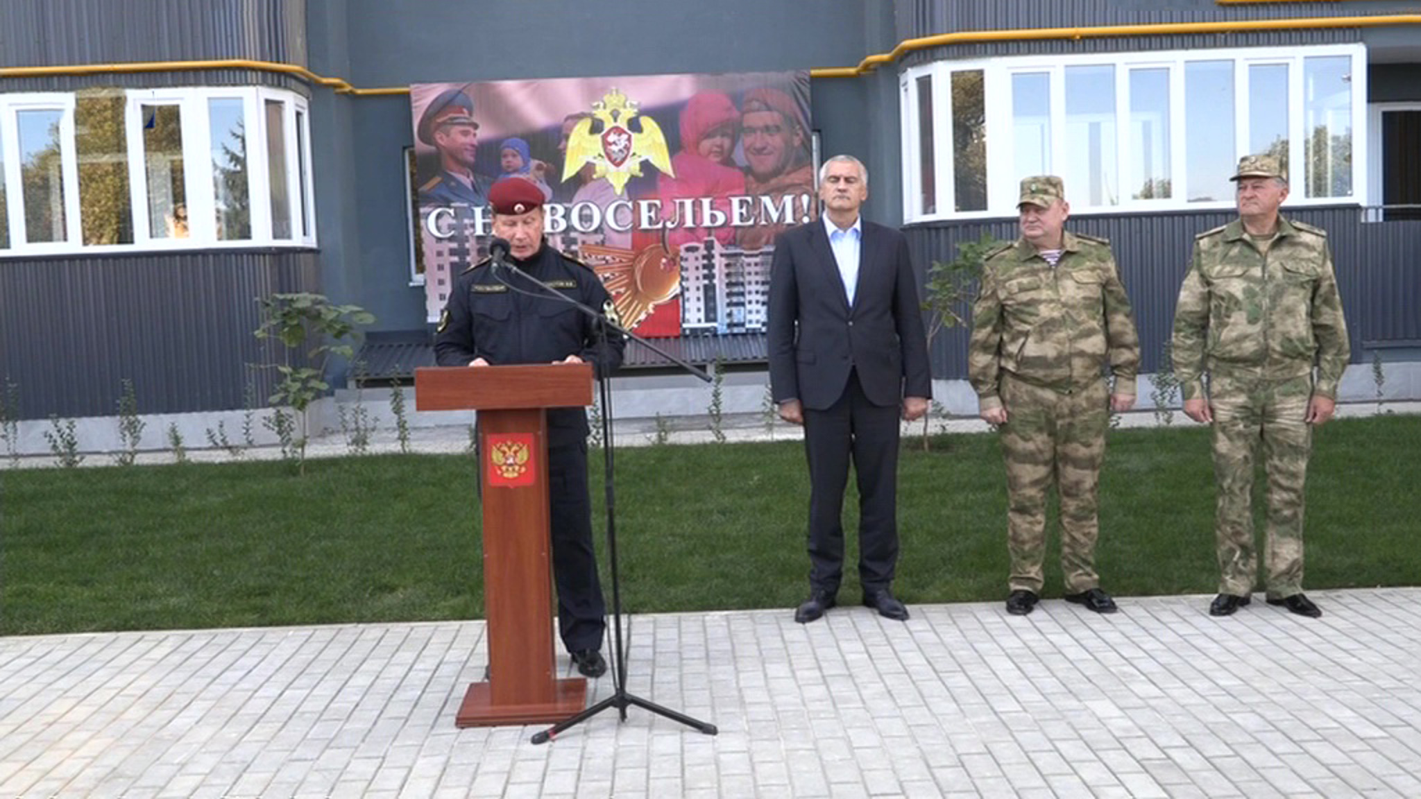 В Крыму 15 семей военнослужащих Росгвардии раньше срока получили ключи от квартир