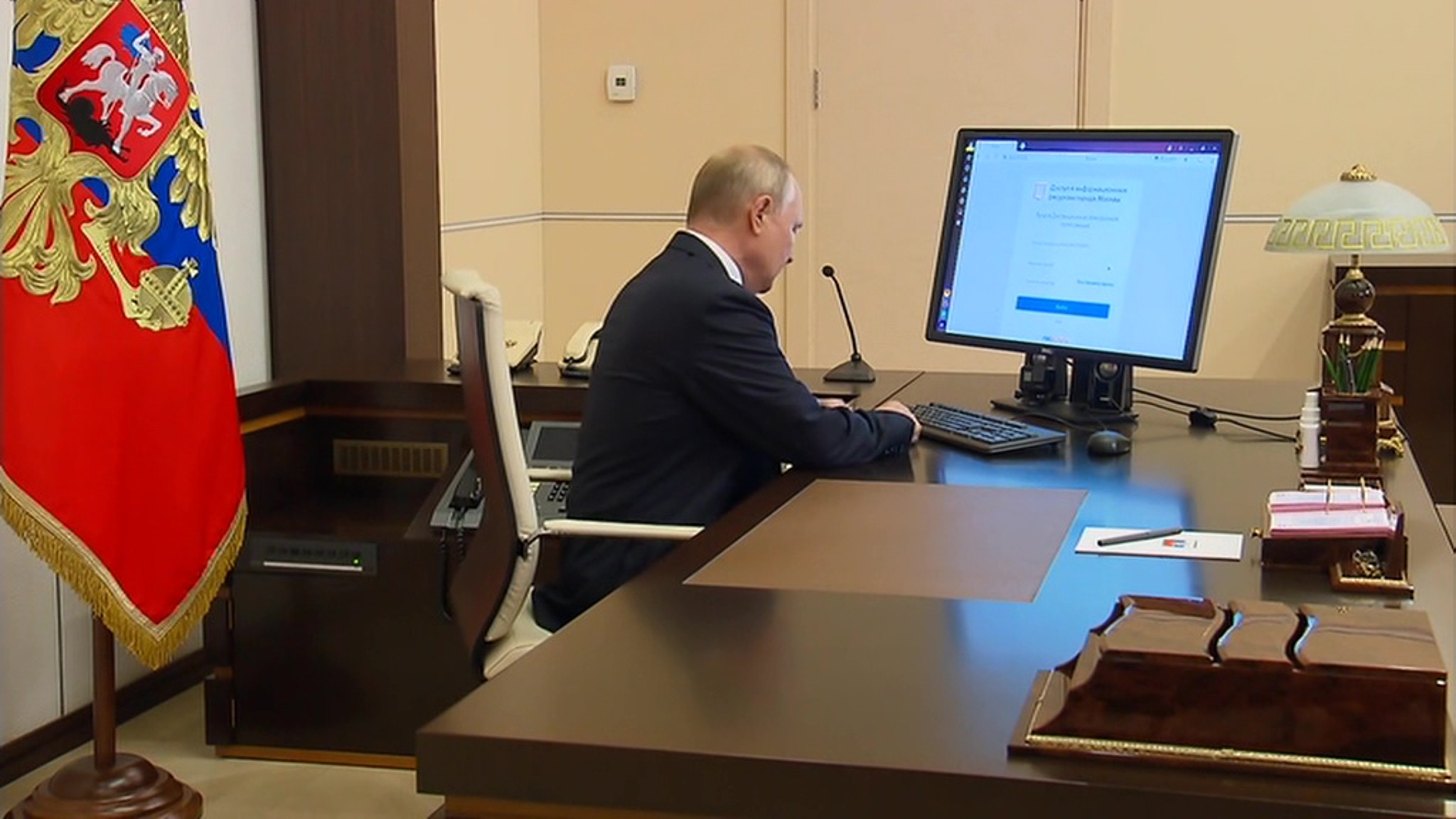Путин проголосовал онлайн на выборах депутатов Госдумы