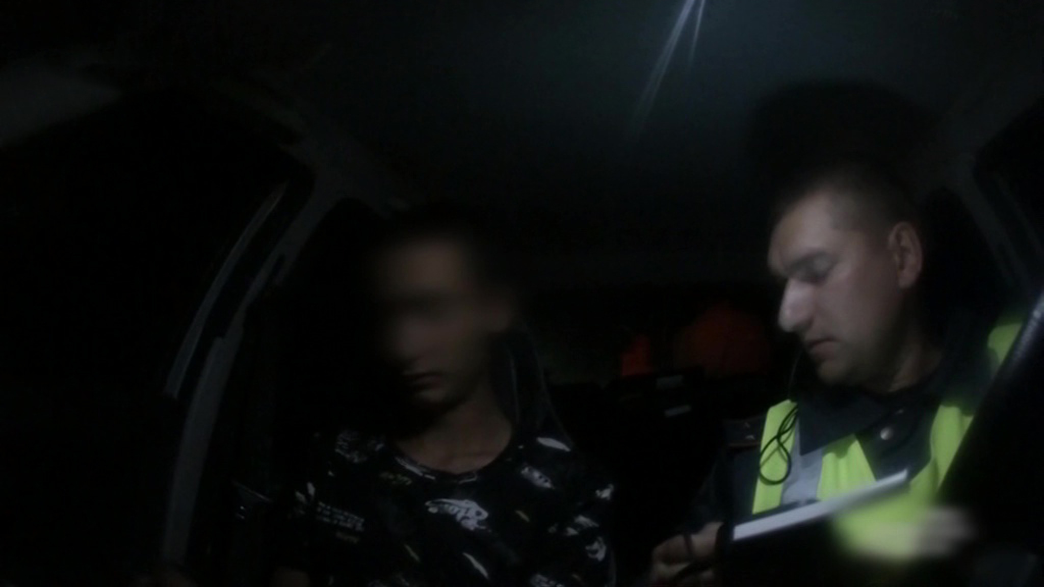 Пьяные подростки чуть не сбили гаишника