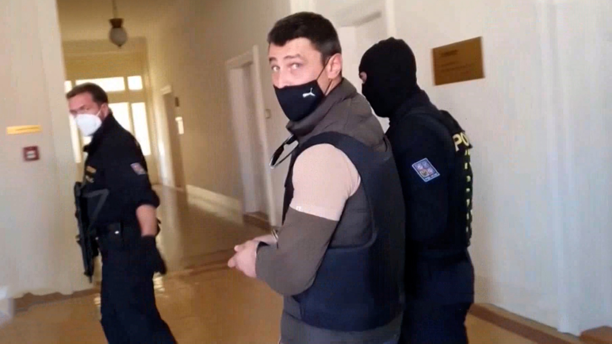 Забор и задержание Франчетти: из-за чего обострились отношения Москвы и Праги