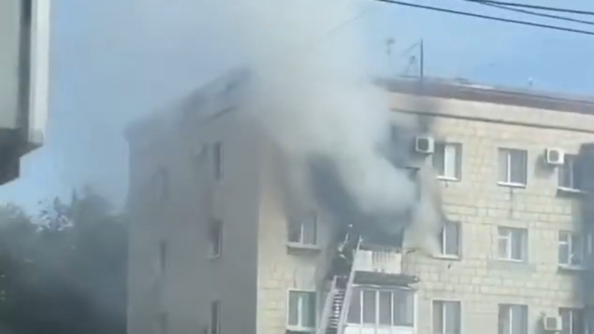 Огонь уничтожил квартиру в центре Волгограда