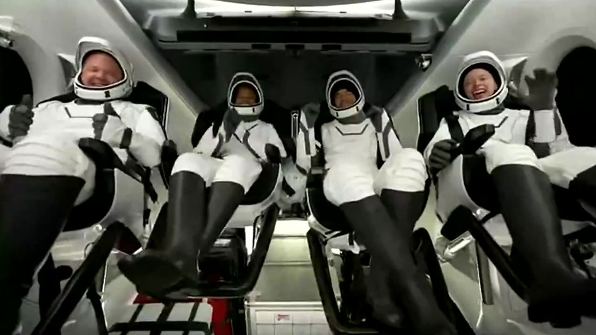 Корабль SpaceX приводнился в Атлантике