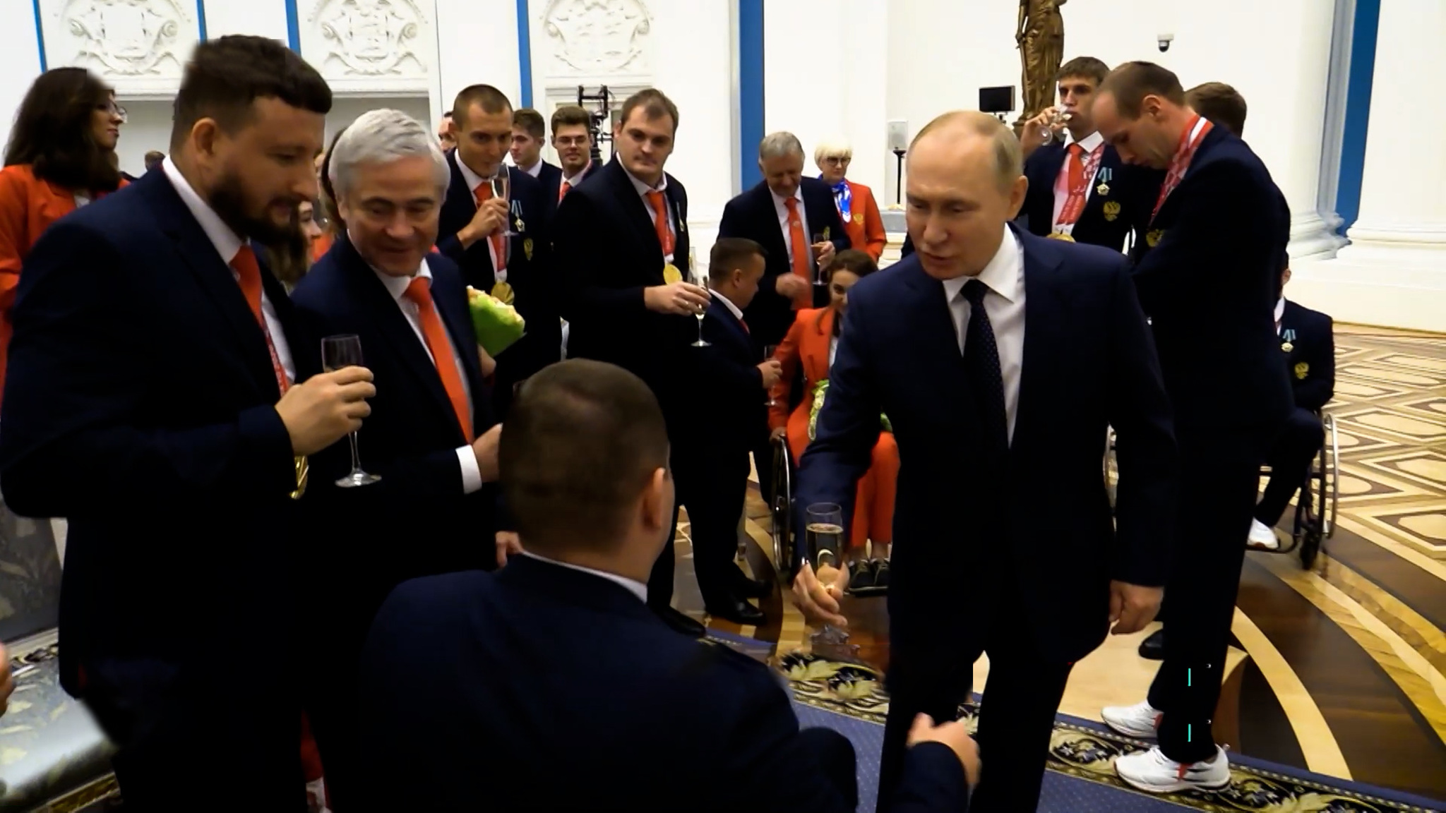 Путин поделился шампанским: "Ребята не жадные, просто сэкономили"