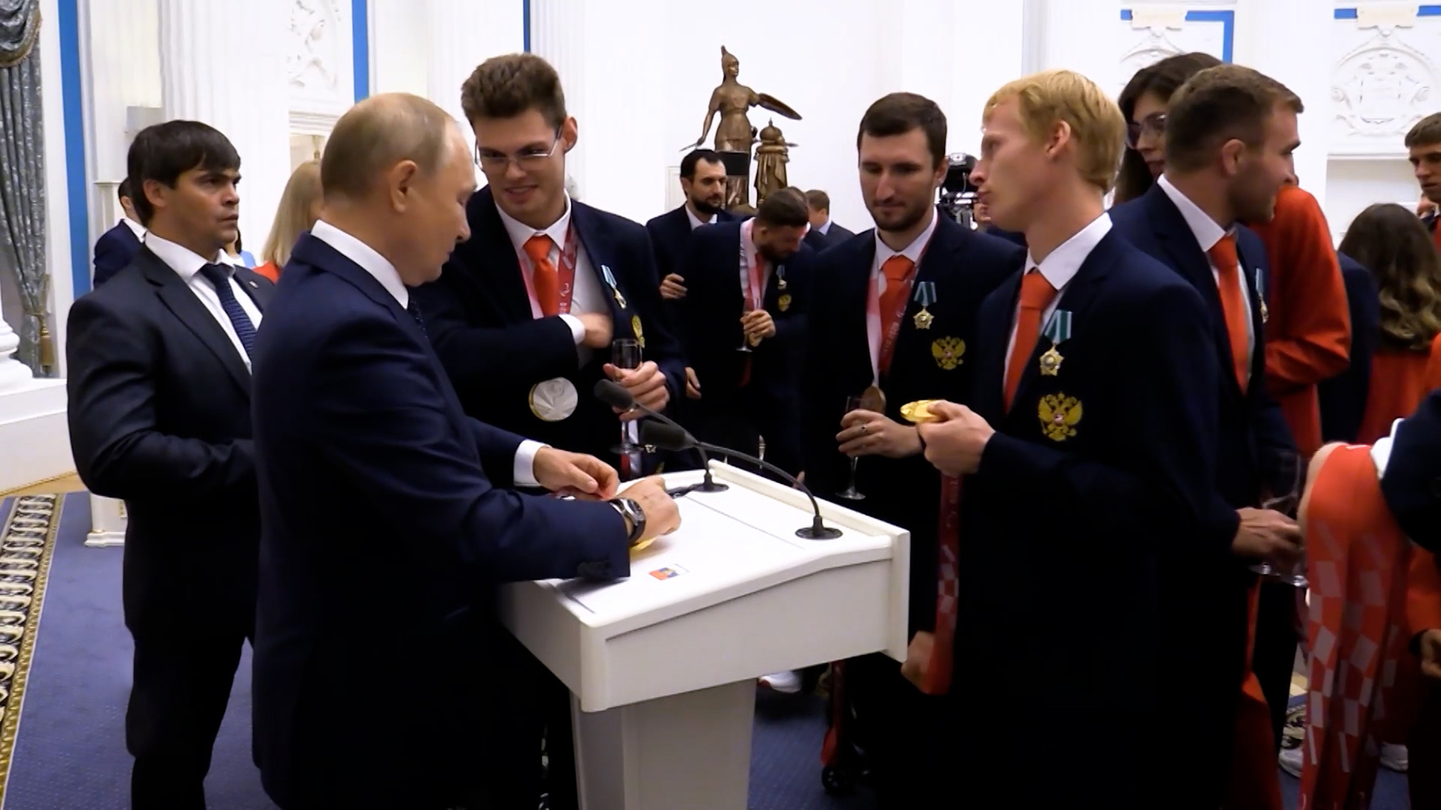 Президента попросили расписаться на паспорте