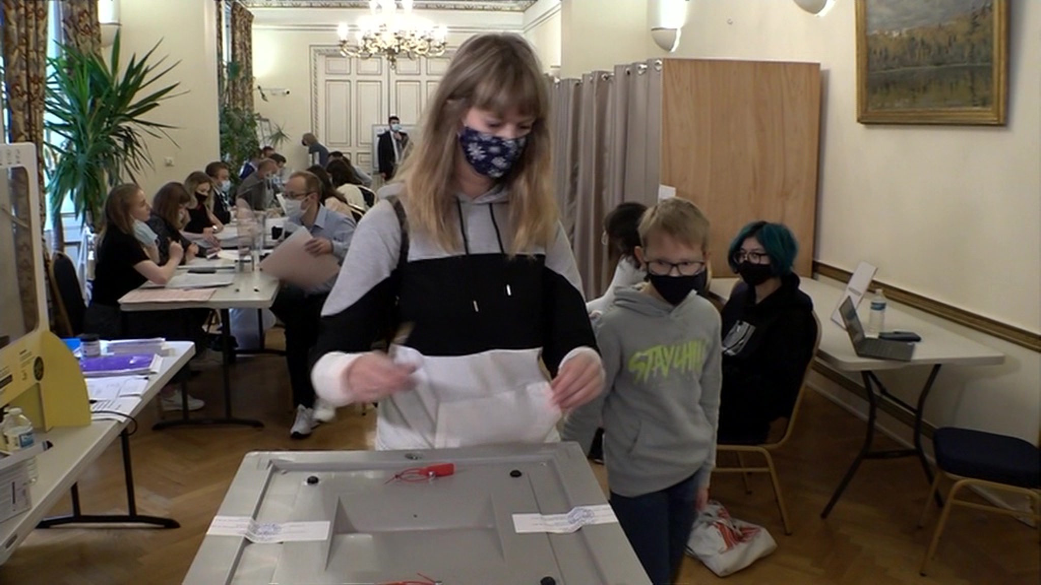Россияне, живущие за рубежом, пришли на избирательные участки в посольствах