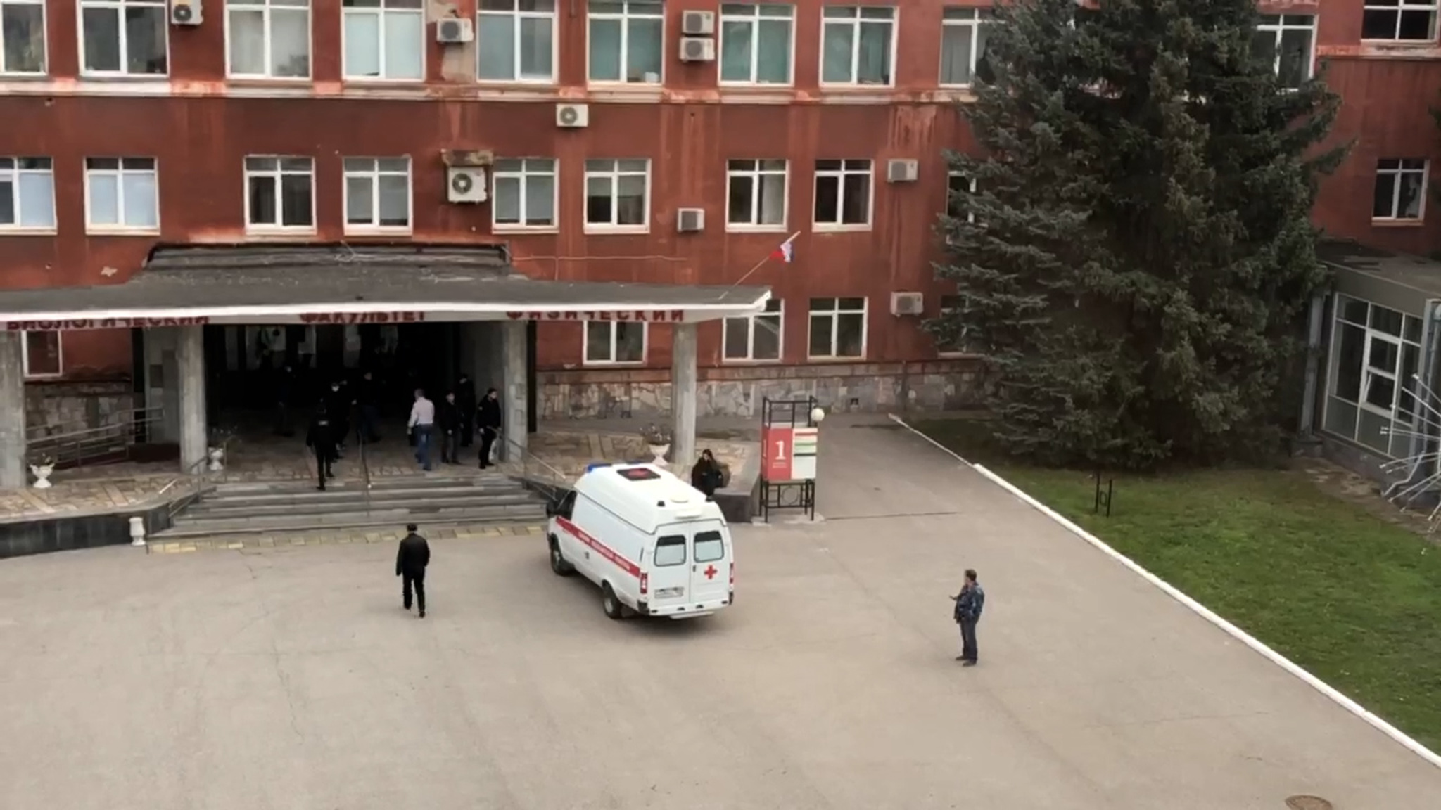 Сирена и спецслужбы: кадры из общежития на территории университета в Перми