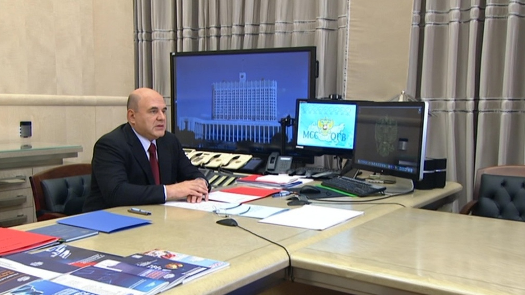 Мишустин призвал готовиться к сокращению использования нефти и газа