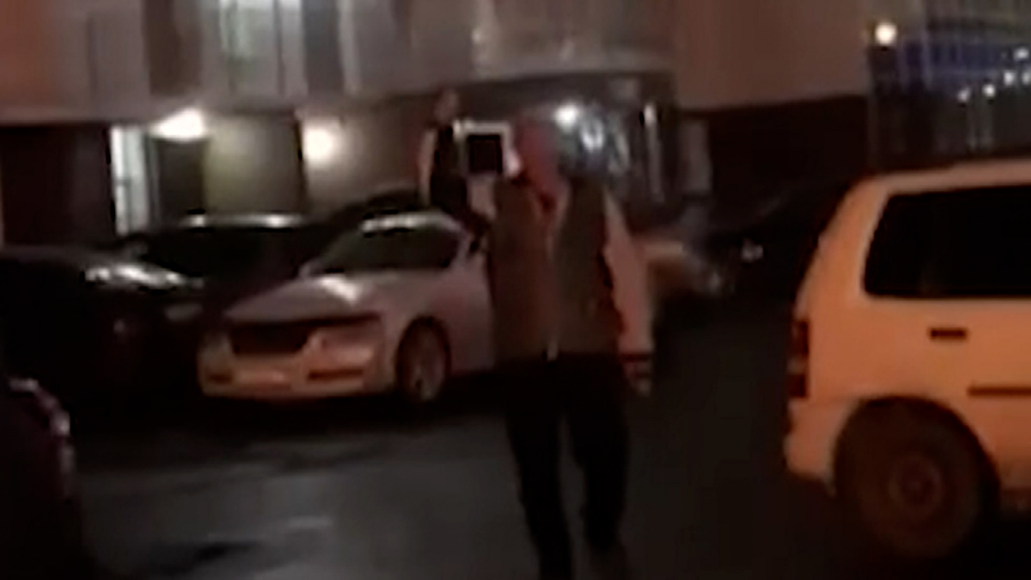 В Красноярске мужчина с ножом на подростков
