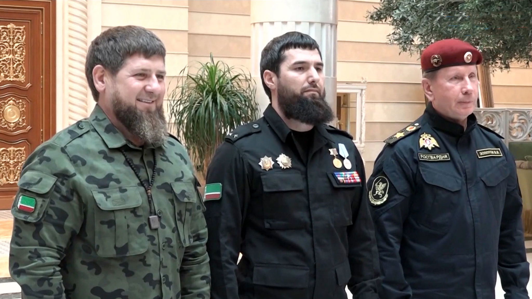 Новоселье росгвардейцев: Золотов и Кадыров лично осмотрели новые квартиры