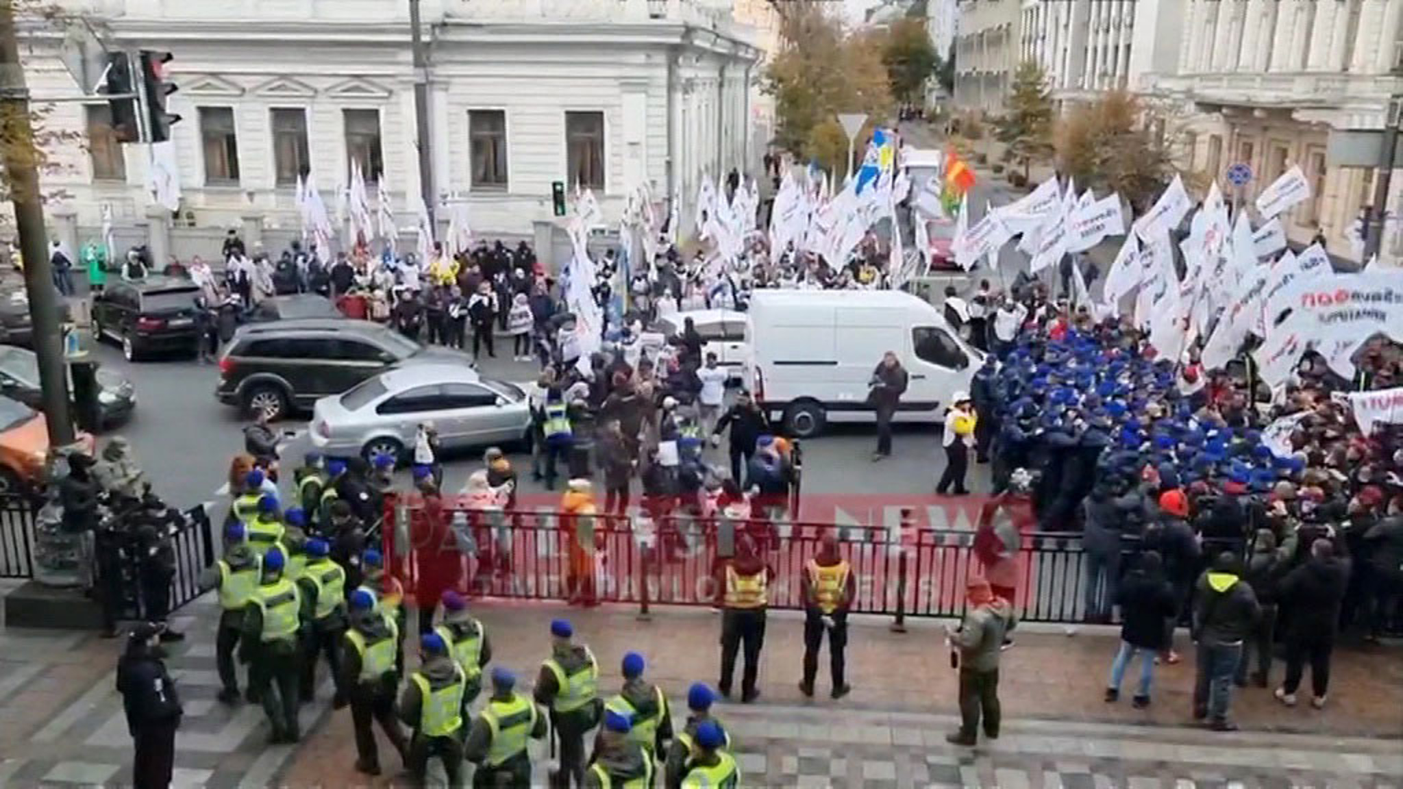 В центре Киева началось противостояние активистов и полиции