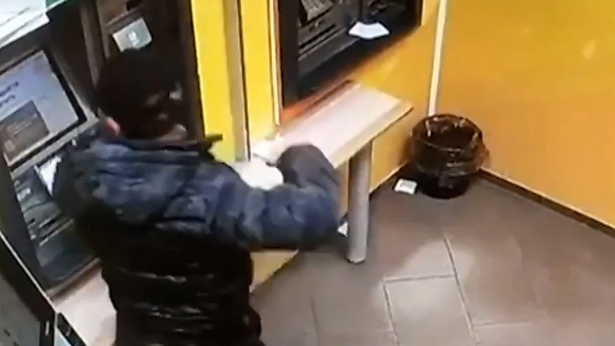 Мужчина разгромил банкомат при помощи сковороды в Дудинке