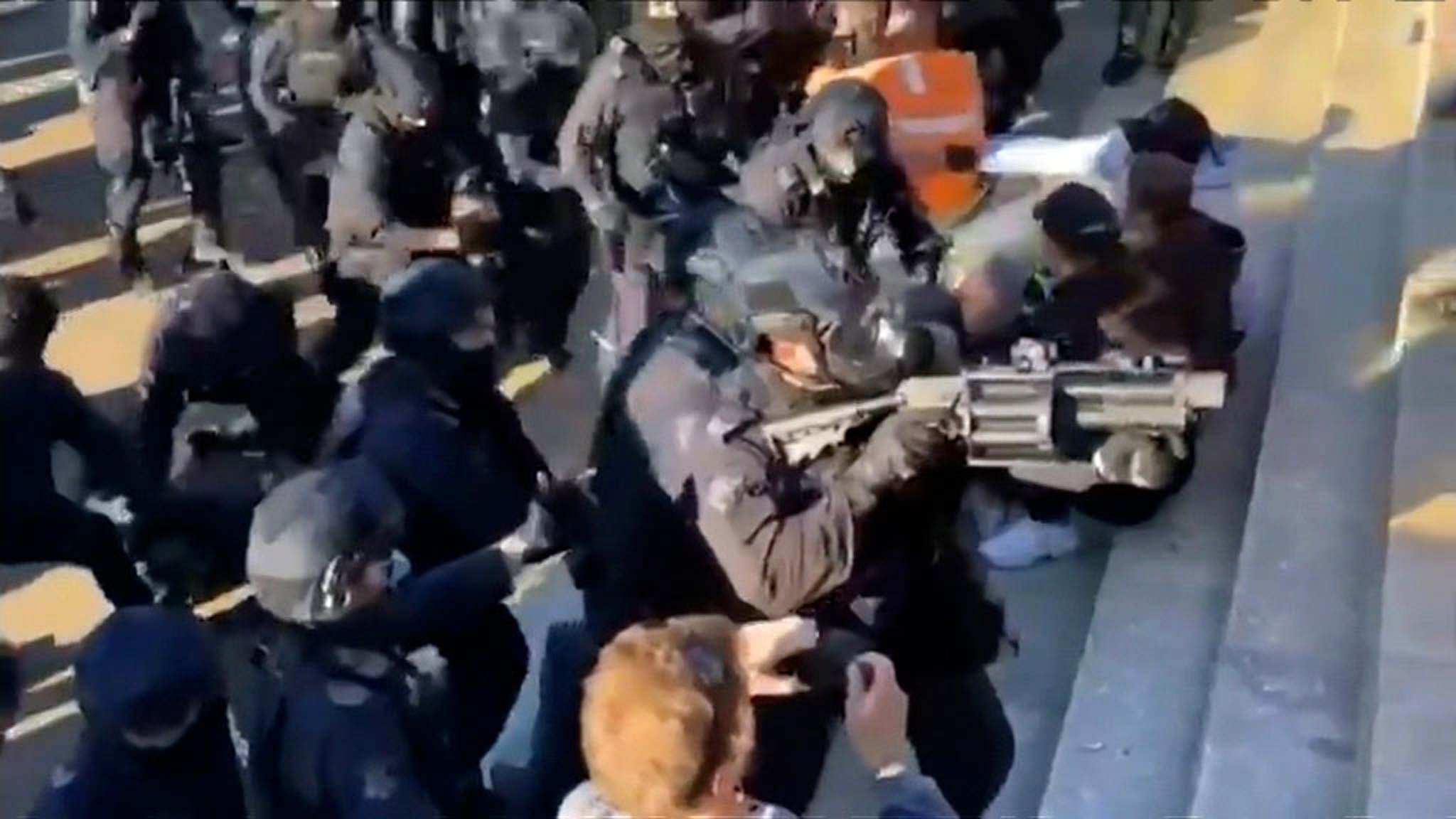 Участников антиковидных протестов в Мельбурне разогнала полиция
