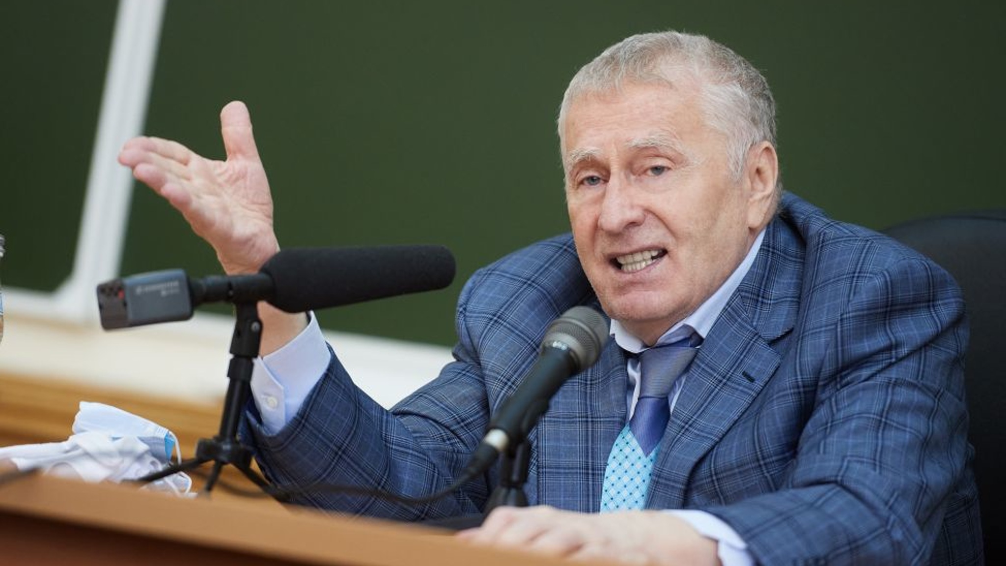 Почему неоднократно привитый Жириновский заразился "омикроном"