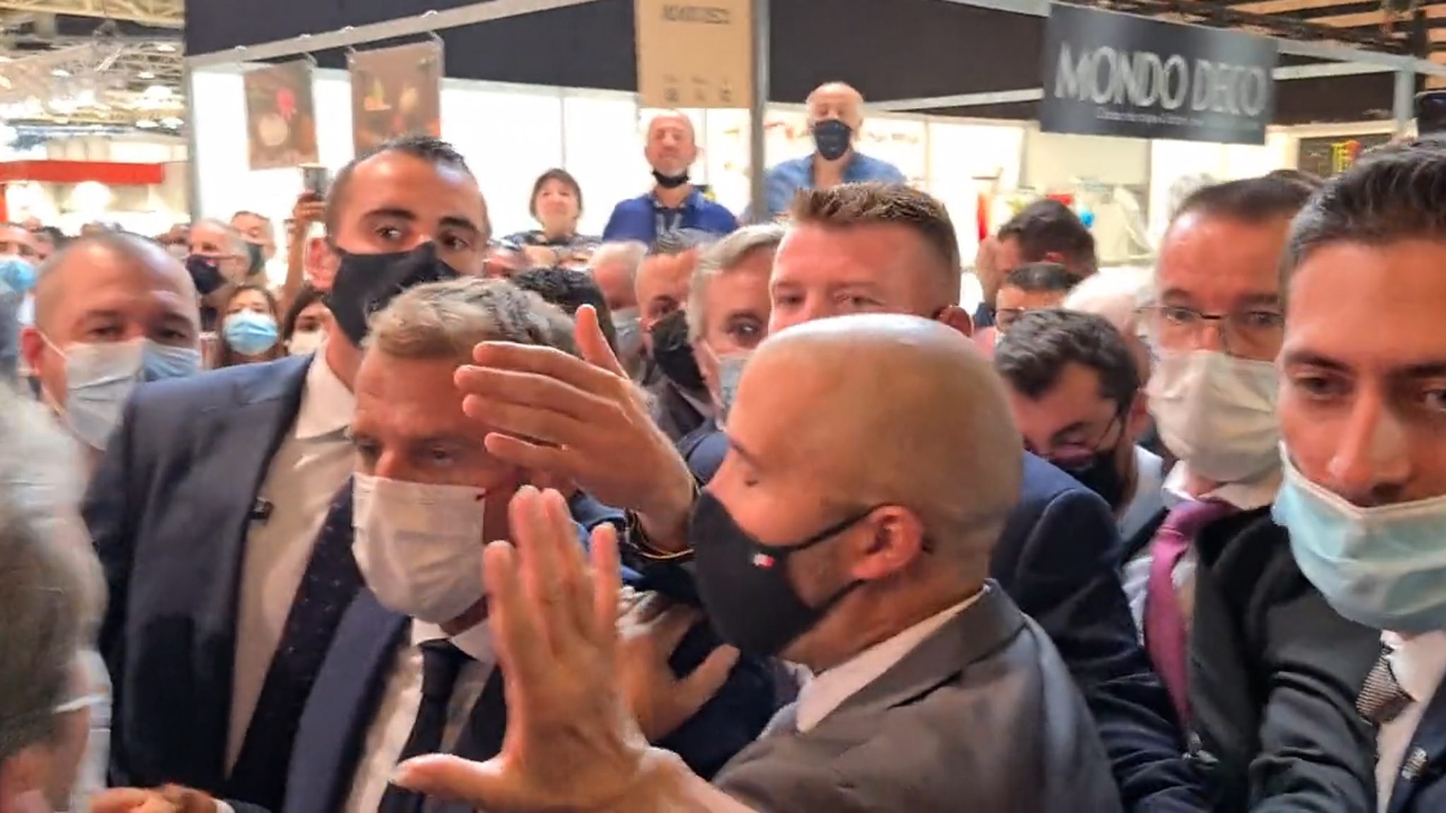 В Макрона бросили яйцом во время выставки Eurexpo в Лионе