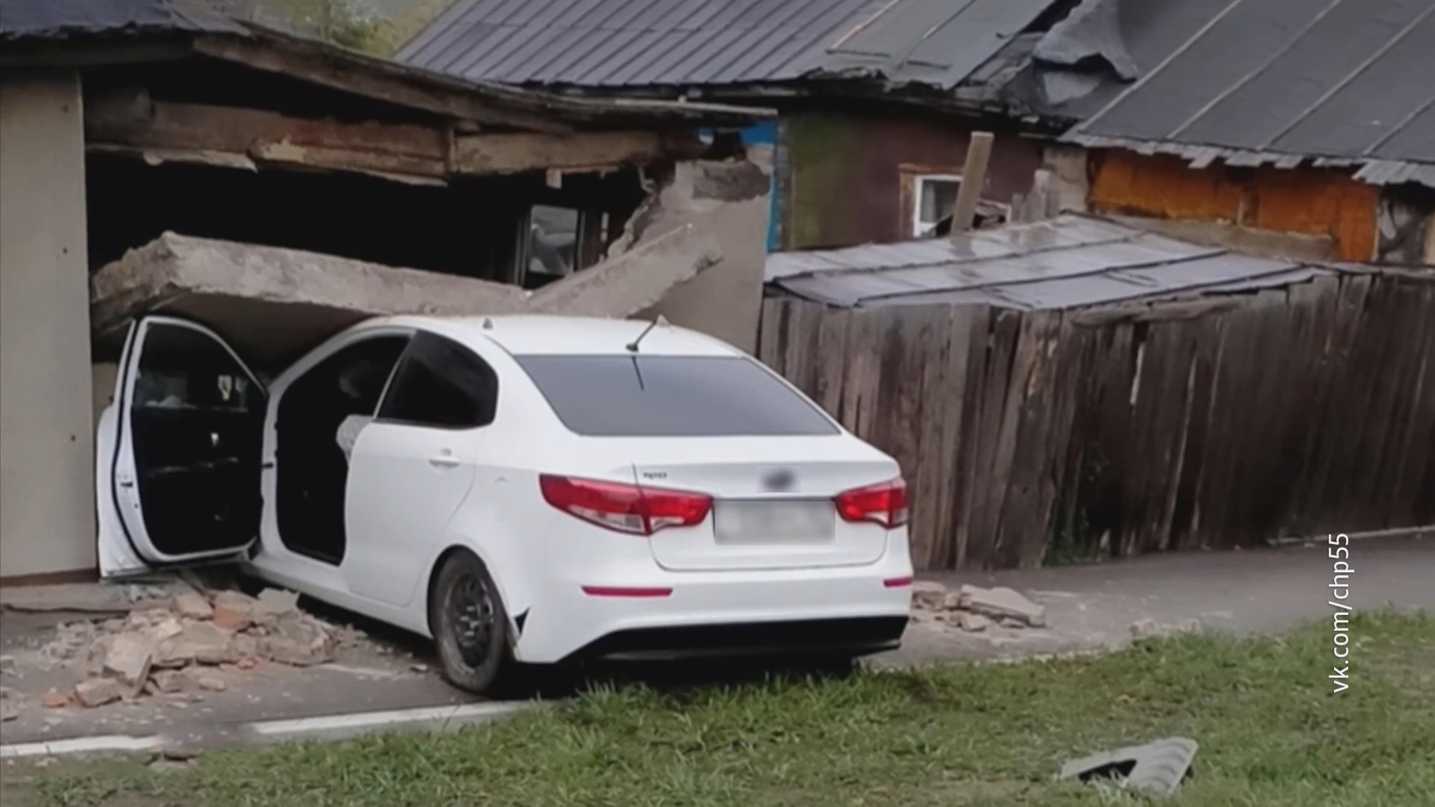 "Новое окно": в Омске автомобиль снес стену жилого дома