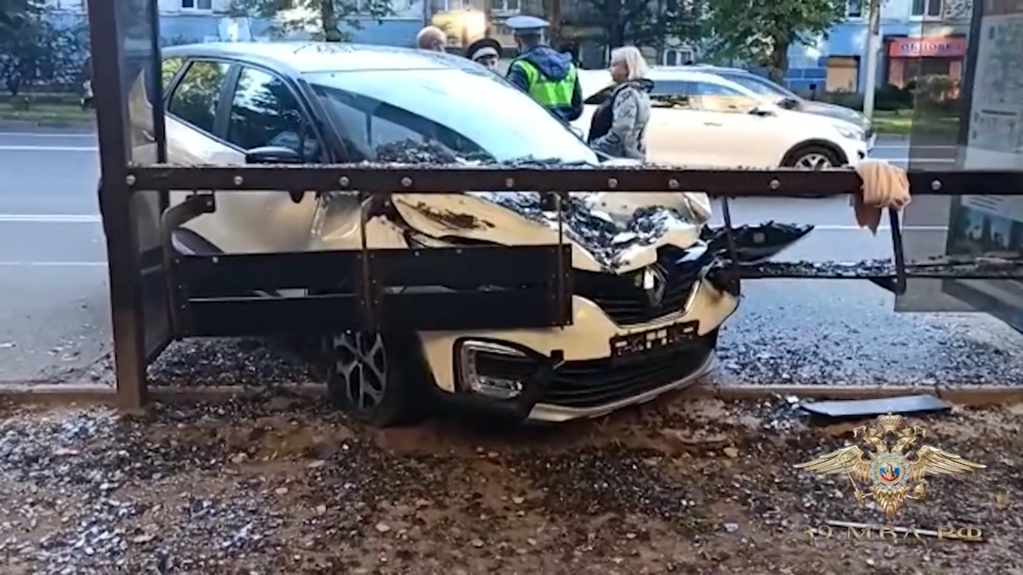 В Калининграде машина врезалась в остановку, два человека в реанимации