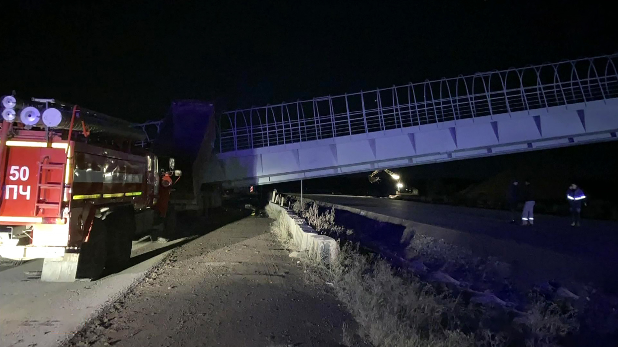 Два человека погибли при обрушении пешеходного перехода в Перми