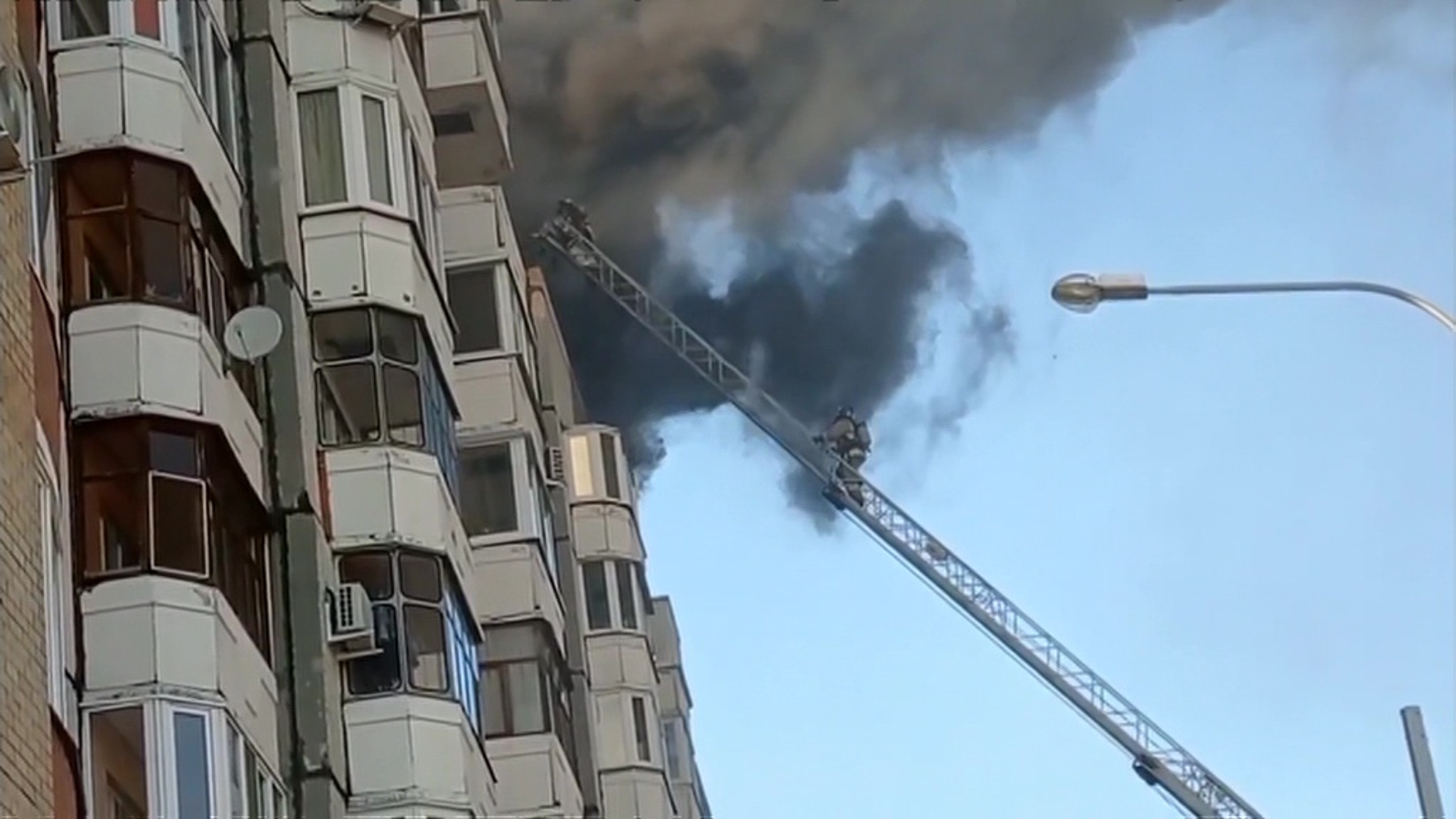 Крыша 9-этажки загорелась в Тюмени, спасены 12 человек