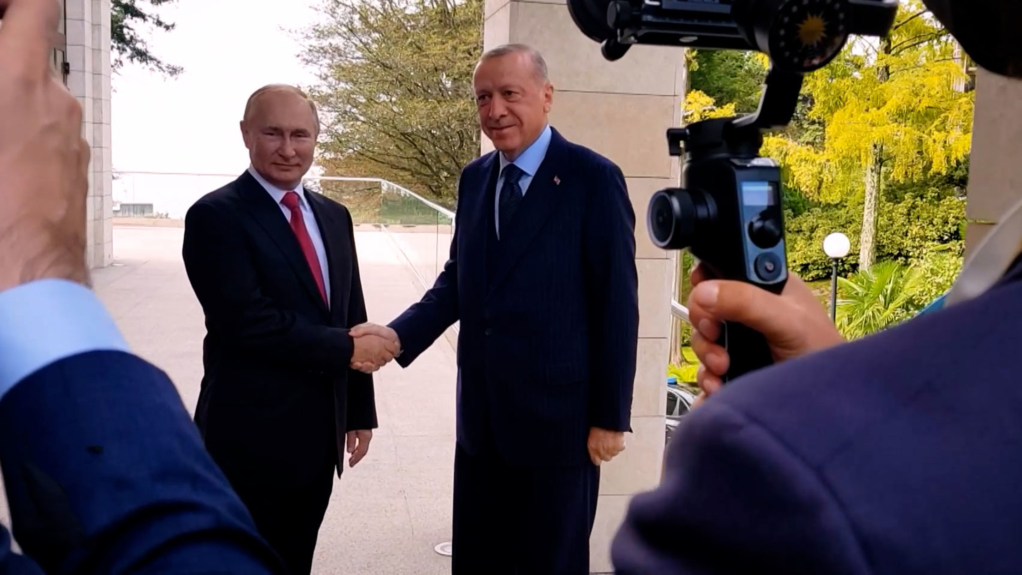 Эта икебана тут нужна? Как готовились к встрече Путина и Эрдогана