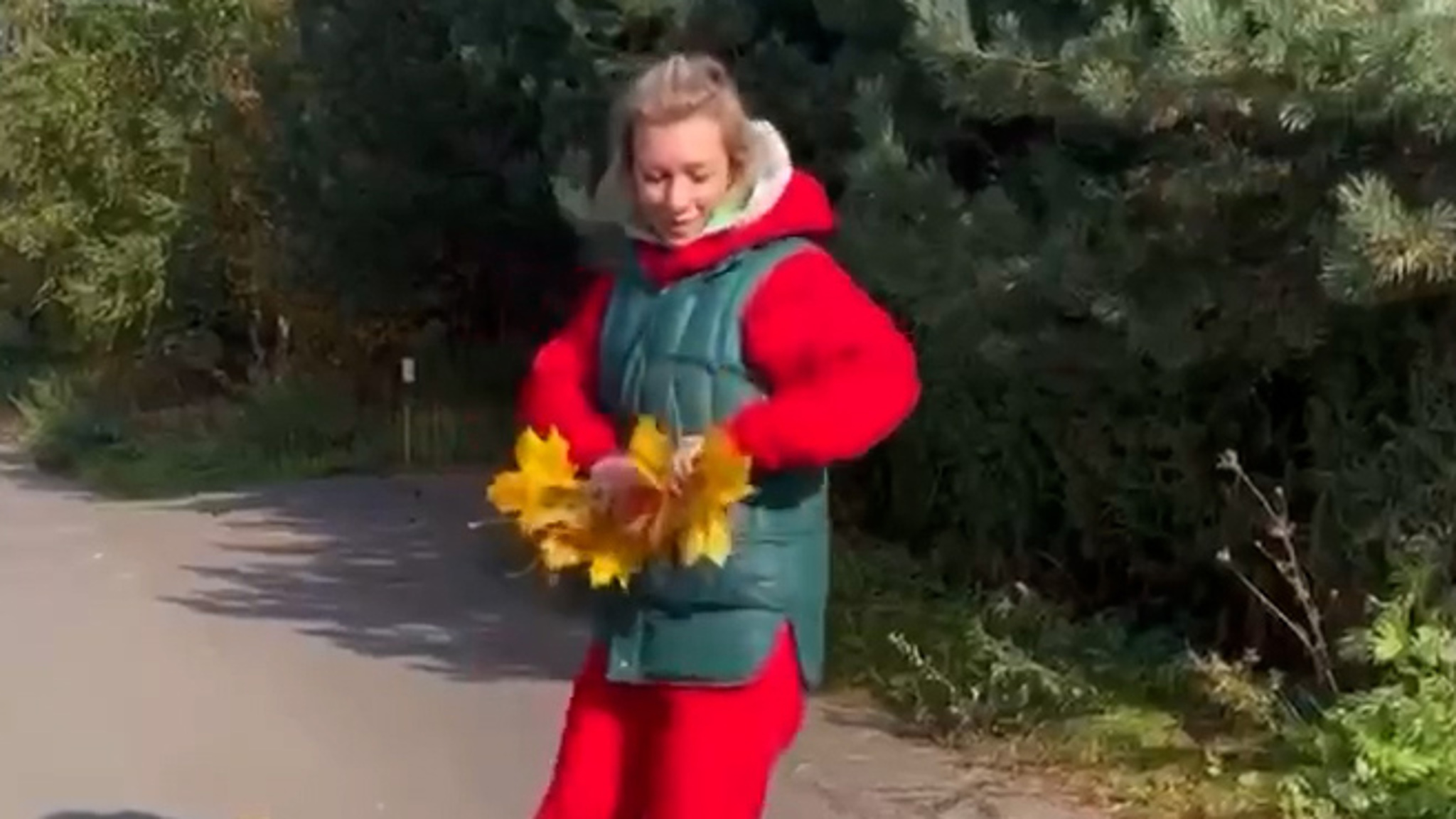Захарова показала, что такое бачата по-русски