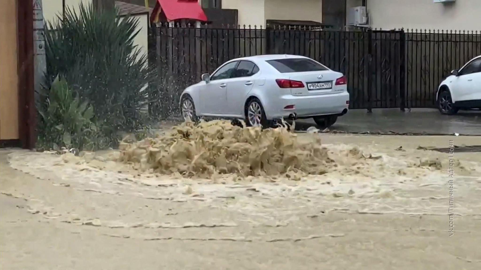 Залповые ливни привели к потопу в Сочи