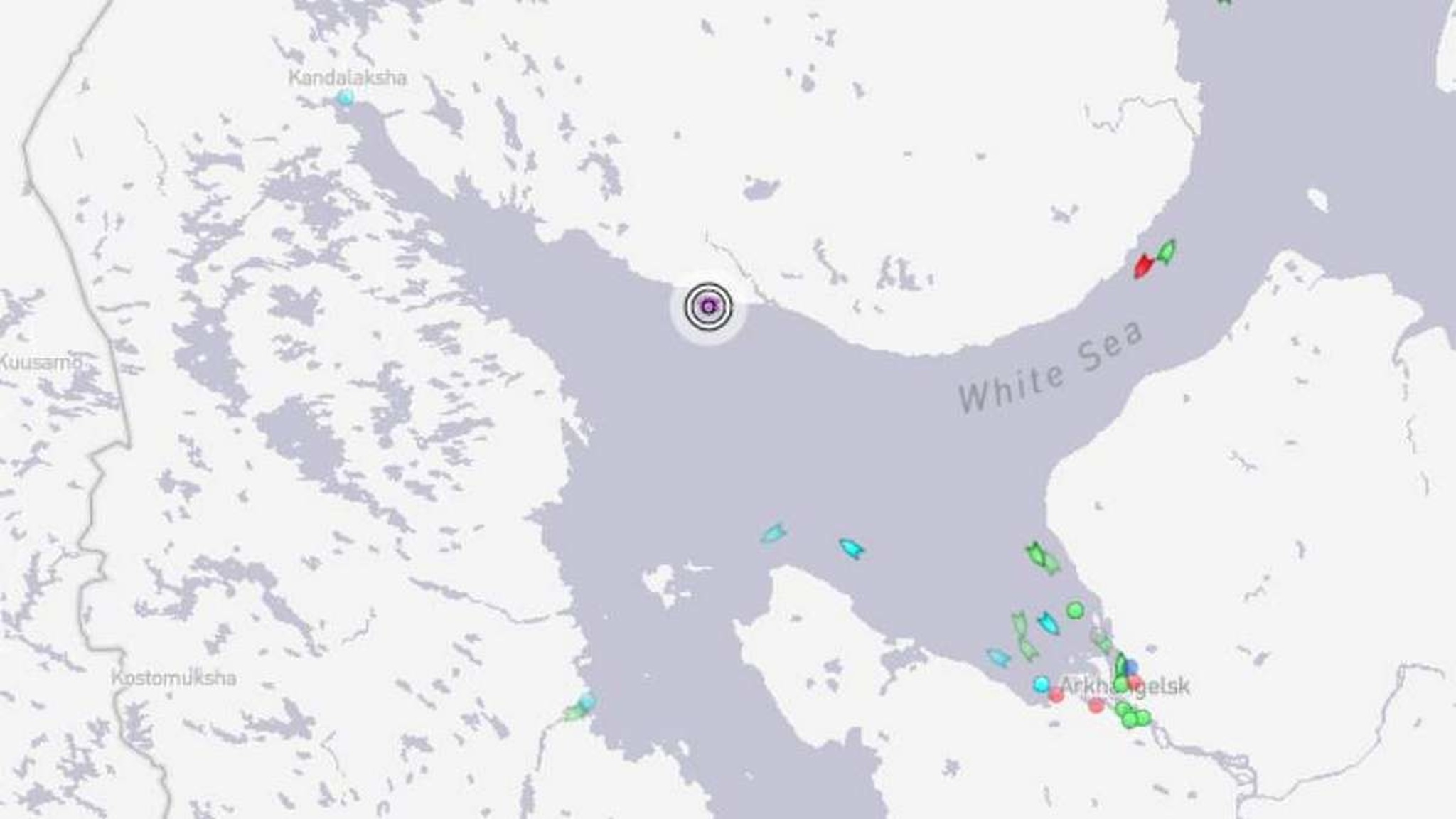 Двое спаслись после крушения прогулочного судна в Белом море