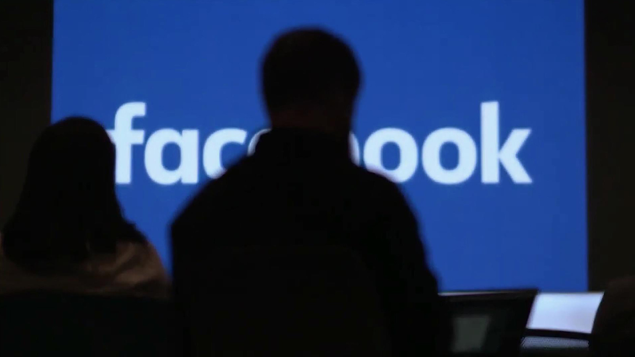 Facebook ударили по лицу