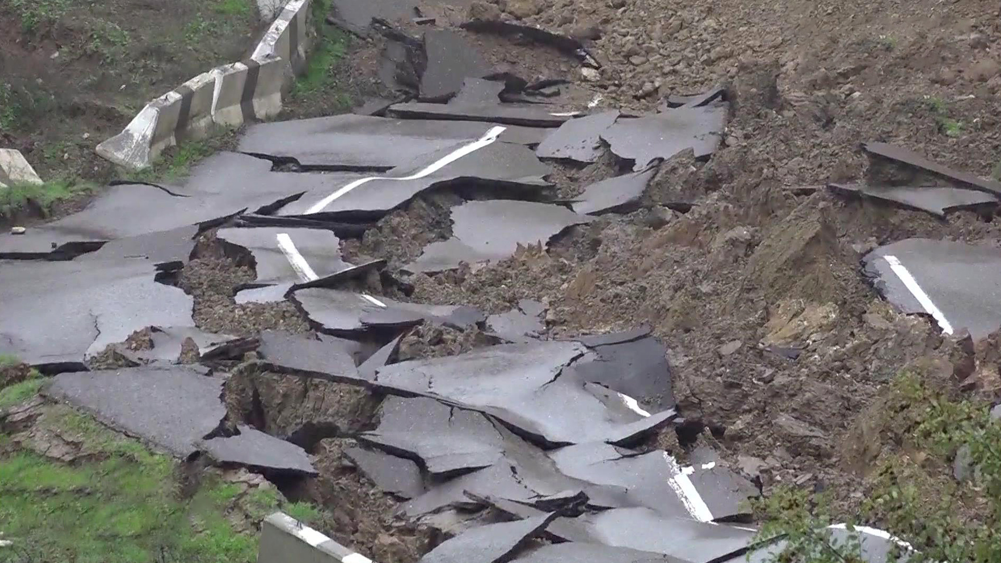 В Дагестане дожди смывают старинную крепость