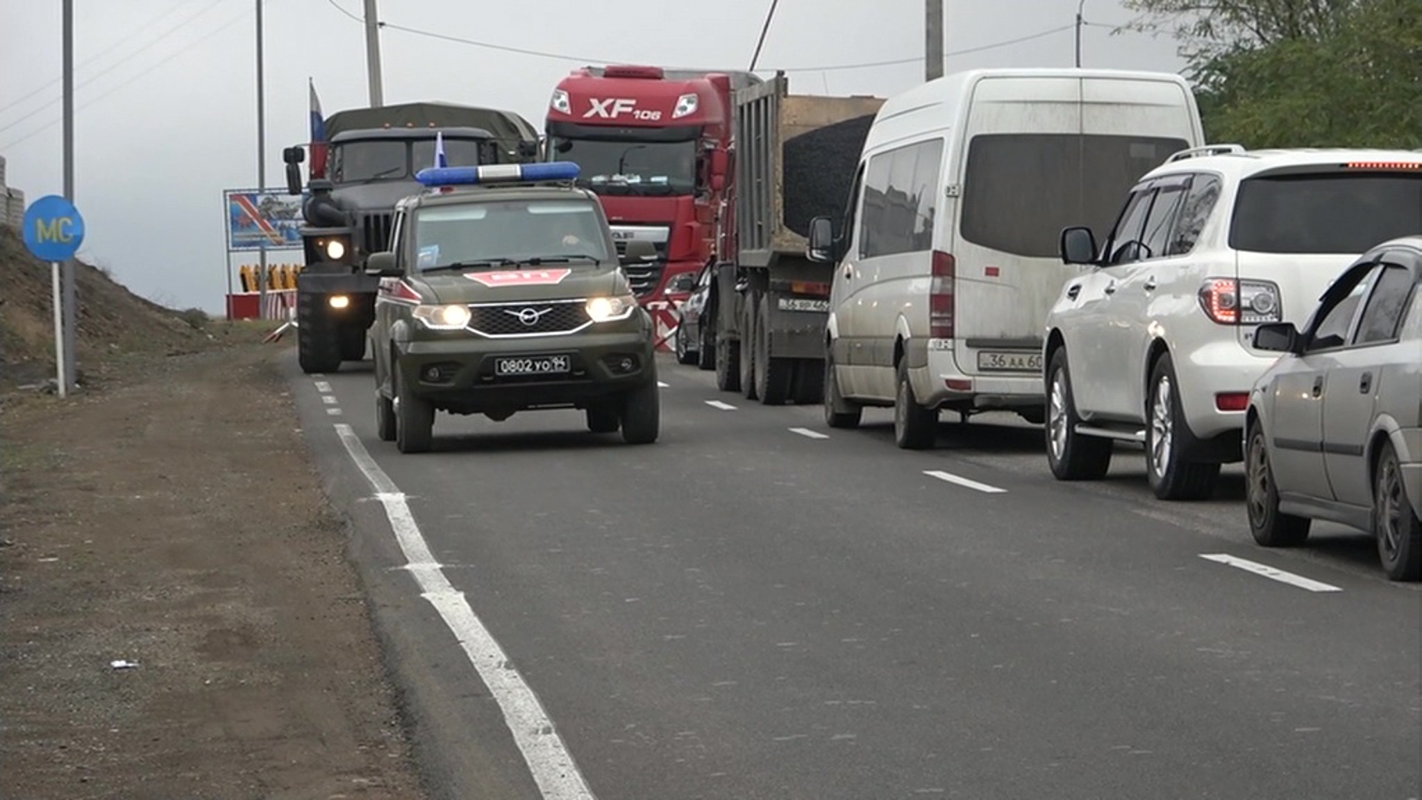 В Карабахе российские миротворцы сопроводили азербайджанские большегрузы