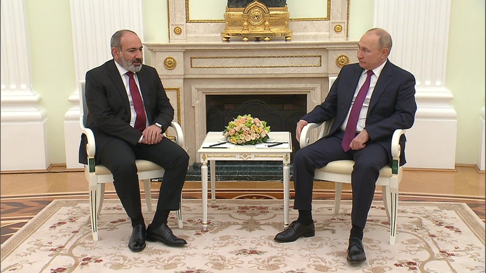 Путин провел переговоры с премьер-министром Армении