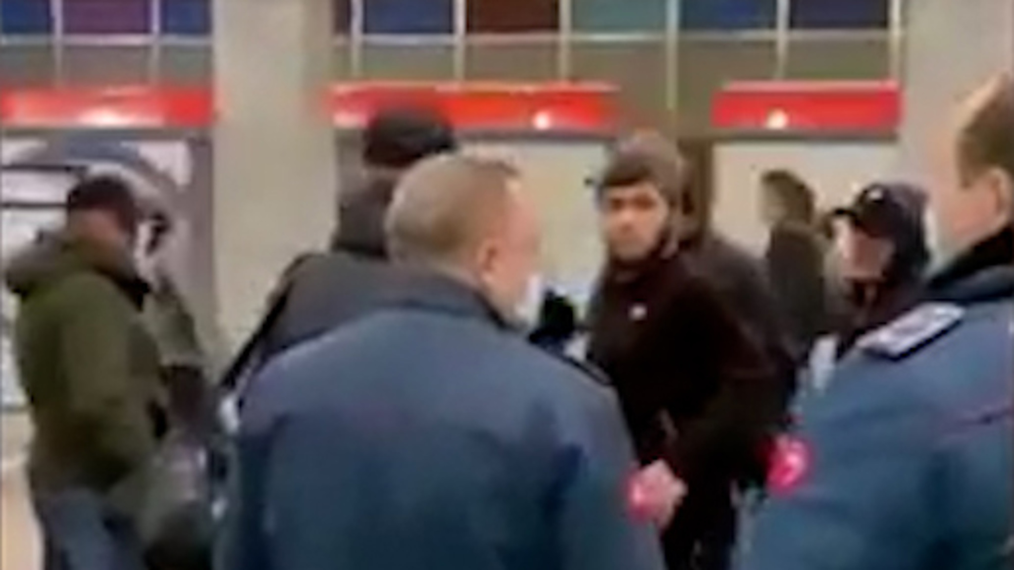 Пассажиры московского метро пресекли драку из-за девушки
