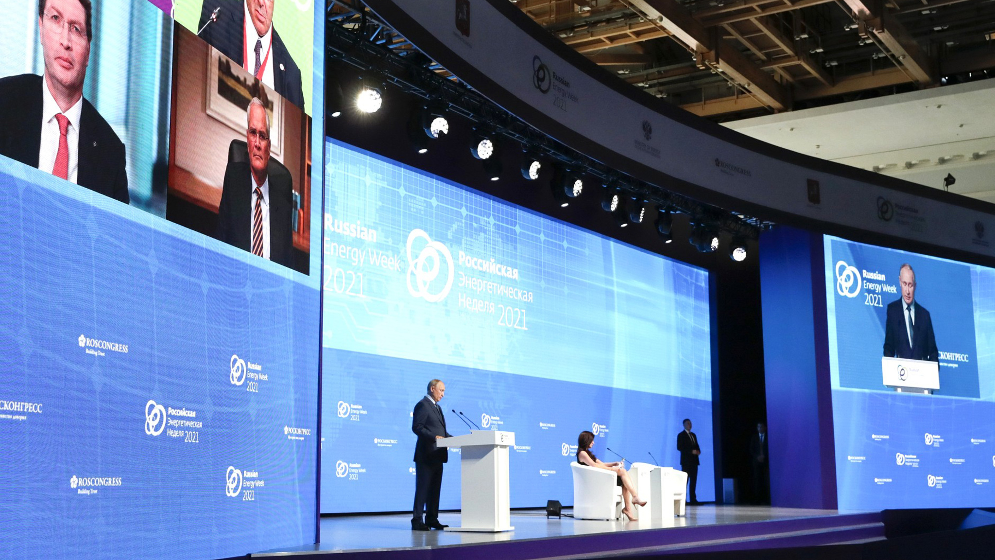 Путин выступил на пленарном заседании "Российской энергетической недели"
