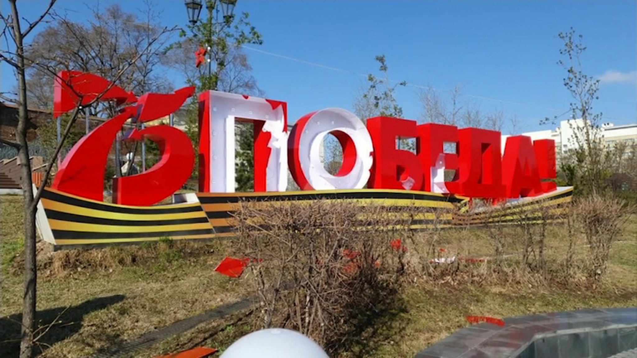 Вандалы разгромили новый сквер в Хабаровске